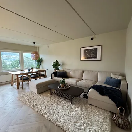 Апартаменти 3 Bedroom Apartment, Flatscreen Tv, Balcony Берген
